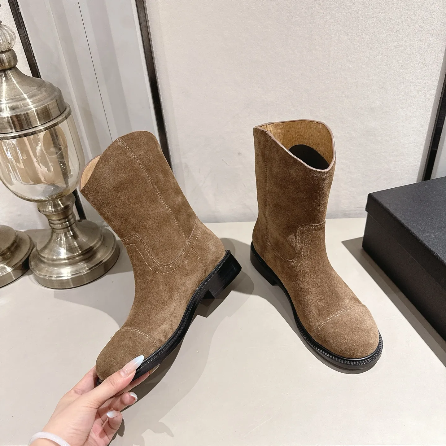 👟👟Ex-factory price 540👟👟 (Top version) CHANEL Chanel* Xiaoxiang new autumn and winter letter knight boots. This knight boot is really a representative of handsome fashion. The boots are decorated with Chanel letters, low-key yet luxurious! Simple, fashionable, individual and grand! The natural and smooth beauty has a beauty that is stunning in time. You should also show off your long legs in winter ~ Upper: imported calfskin Lining: water-dyed cowhide lining Heel height: about 3cm Size: 35-39 (40, 41 customization is not returnable)